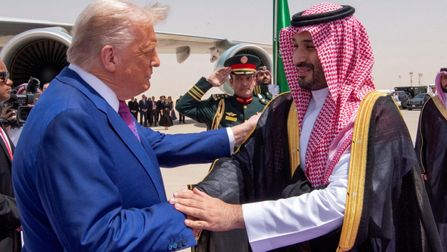El príncep saudita, Mohammed bin Salman, rep Donald Trump a la seva arribada a Riad (Reuters/ Bandar Algaloud)