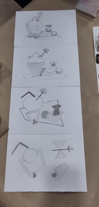 Cuatro dibujos hechos con tinta y plumilla. El primero es un bodegón más o menos realista, luego va perdiendo forma hasta llegar a ser unos círculos y palos flotantes.