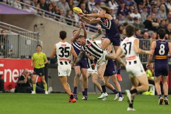 The pack flies for the mark. (Dave Woodley/AFANA)

https://www.afana.com/news/2025/05/08/clinical-magpies-swoop-dockers
#AFANA #AFL #fremantledockers #collingwoodmagpies @chris.kowald.37