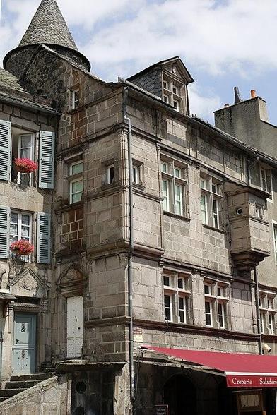 Maison Hurgon, anciennement Maison Rodier à #Murat (#Cantal) La façade arrière de la maison Rodier présente une tour d'escalier circulaire. Cette tour comporte une porte à chambranle mouluré surmonté d'une trav...
Suite 👉 https://monumentum.fr/monument-historique/pa00093564/murat-maison-hurgon-anciennement-maison-rodier
#Patrimoine #MonumentHistorique
Photo CC-BY-SA 4.0 : Pymouss