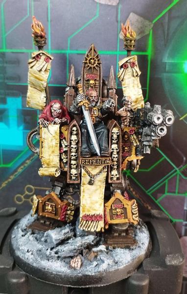 L'inquisiteur Karamazov de l'Ordo Hereticus sur son trône du jugement. 
Ici de face il est assis dans un siège de bois, orné de crânes et de symboles de l'inquisition. Il porte une massive épée énergétique et pointe du doigt un probable hérétique. Son trône possède des jambes mécanisées à même de le me mouvoir. A la droite de l'inquisiteur un serviteur en robe de bure rouge pointe du doigt les errements de la futur victime sur un long parchemin. A sa gauche un servitor contrôle un multi-fuseur massif. Deux braseros illuminent le haut du trône.