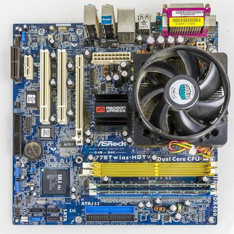 Aufsicht auf das Mainboard. rechts ein großer Lüfter, oben die Anschlussleiste (extern), unten die RAM-Riegel