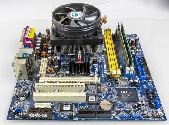 Schrägansicht.  Im Vordergrund die Steckplätze für PCI-Karten, rechts hinten die Speicherriegel, hinten der Lüfter