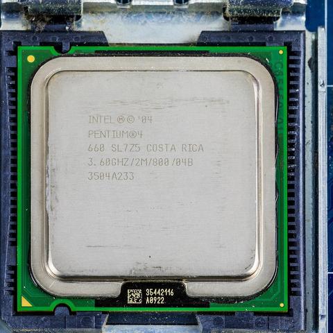 Pentium 4 in einem silbernen Gehäuse
