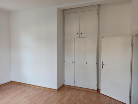 Foto Richtung Tür, ein deckenhoher Einbauschrank ist zu sehen