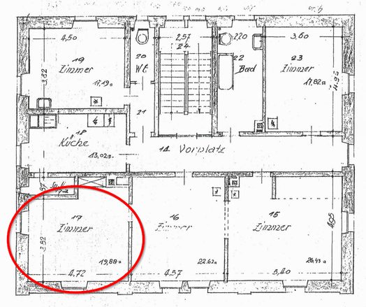 Grundriss einer annähernd quadratischen Wohnung. In den vier Ecken sind die Zimmer der Bewohner, jeweils mit Flur/Wohnzimmer/Küche zwischen den Räumen, also ohne gemeinsame Wände