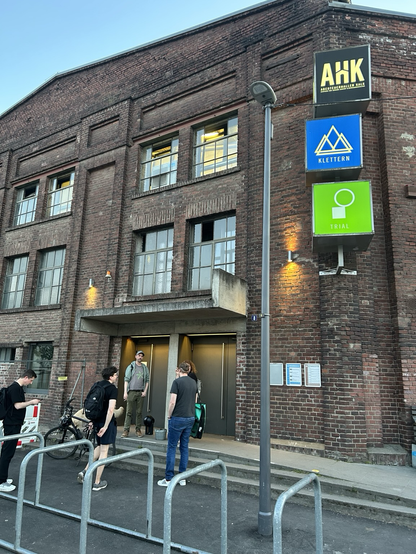 Organizers in front of AHK