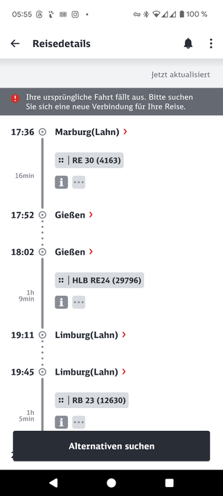 Die Abbildung zeigt die Reisedetails einer Zugverbindung. Oben steht eine Benachrichtigung, dass die ursprüngliche Fahrt ausfällt und eine neue Verbindung gesucht werden muss. Die geplante Route beginnt um 17:36 Uhr in Marburg (Lahn) mit dem Zug RE 30 (4163) und dauert 16 Minuten bis Gießen. Nach einem Aufenthalt von 10 Minuten in Gießen geht es um 18:02 Uhr weiter mit dem Zug HLB RE24 (29796) nach Limburg (Lahn), wo die Ankunft um 19:11 Uhr geplant ist. Nach einem Aufenthalt von 34 Minuten geht es um 19:45 Uhr weiter mit dem Zug RB 23 (12630) nach Limburg (Lahn). Unten befindet sich ein Button mit der Aufschrift "Alternativen suchen".