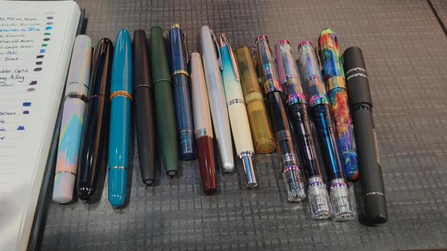 The pens that were used to write the text in the previous image. From left to right:
Delta Duna Happiness
Ensso Puima Ebonite
Esterbrook Estie Back to the Lake Quirky Lake
Lamy 2000 Black
Lamy 2000 Pine Green
Pelikan M200 Golden Lapis
Pilot E95S Burgundy
Pilot Metro MR Silver
Pilot Vanishing Point Seashore
SchonDSGN Pocket 6 Ultem
TWSBI Diamond 580 Iris
TWSBI Vac700r Iris
TWSBI Vac700r Iris
Tega Pen Co Fantasy Snorkel
Visconti Homo Sapiens Steel Age