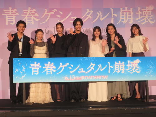 映画「青春ゲシュタルト崩壊」完成披露舞台あいさつに出席した、左から藤本洸大、新井美羽、瀬戸朝香、佐藤新、渡邉美穂、戸田菜穂、田辺桃子（撮影・川田和博）