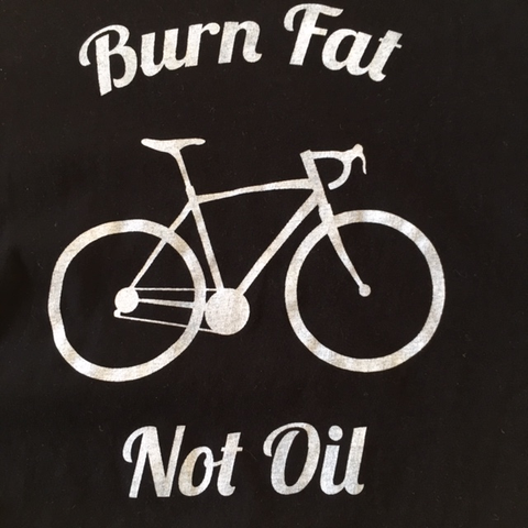 Foto zeigt Zeichnung von Fahrrad  in weiß auf schwarzem Hintergrund mit Schriftzug "Burn Fat Nor Oil"