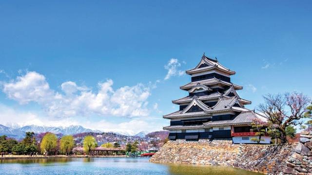 Precision Style For The Streets And Stillness Of Osaka