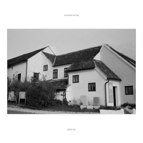 The Presshaus wine gallery is located in the centre of Herrnbaumgarten and is a gem of Weinviertel village architecture that Egon Schiele would have greatly admired.