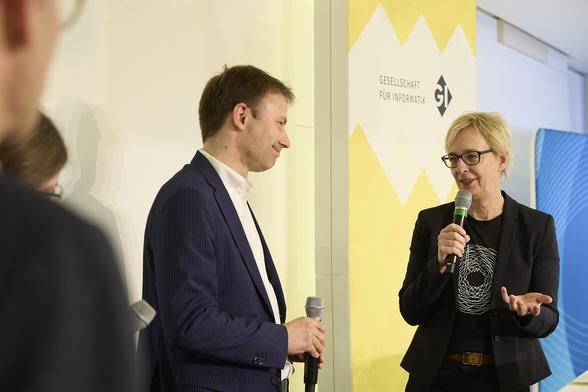 Gespräch auf der Bühne: Christine Regitz stellt MdB Holger Mann eine Frage