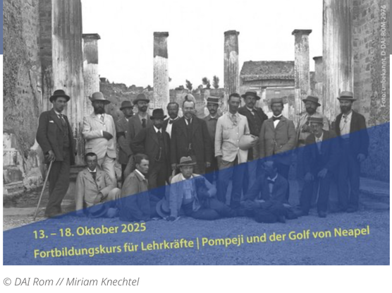 Schwarzweiß-Fotografie einer historischen Gruppe von Männern in Anzug und Hut vor antiken Ruinen in Pompeji. Darüber die moderne Einblendung: "13.–18. Oktober 2025. Fortbildungskurs für Lehrkräfte | Pompeji und der Golf von Neapel".