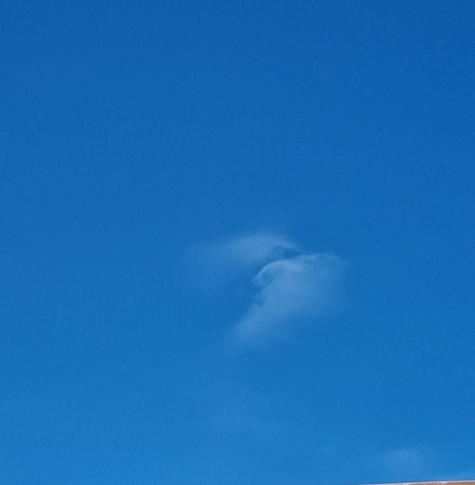 Nel cielo azzurro due nuvole vicine sembrano un cuore infranto 💔 o il profilo di un volto