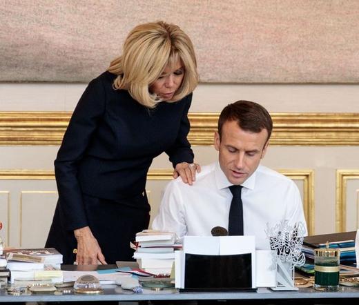 Brigitte et Emmanuel Macron dans leur bureau à l'Elysée.