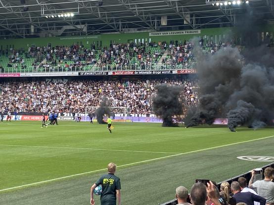 Rook en toeschouwers op het veld in Euroborg