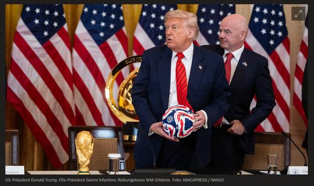 Trump und Infantino, mehrere US-Flaggen, hässlicher Ball.
Sieht insgesamt so aus, als würde die Kamera bei einer Schwenkbewegung ganz stark ruckeln
