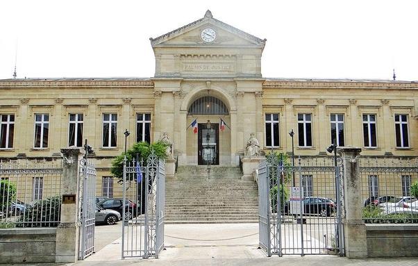 Palais de Justice à #Agen (#LotEtGaronne) Décidée en 1853 par le conseil général, la construction du palais de justice commença en 1862. Les travaux furent confiés à l'architecte Lisch. Sur la façade, un portiq...
Suite 👉 https://monumentum.fr/monument-historique/pa00084054/agen-palais-de-justice
#Patrimoine #MonumentHistorique
Photo CC-BY-SA 4.0 : MOSSOT