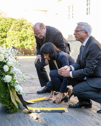 Landtagspräsidentin Muhterem Aras zusammen mit dem Präsidenten des Verfassungsgerichtshofs, Prof. Malte Graßhof, und Innenminister Thomas Strobl bei der Kranzniederlegung.