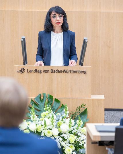 Landtagspräsidentin Muhterem Aras hält eine Rede zu Beginn der Plenarsitzung.