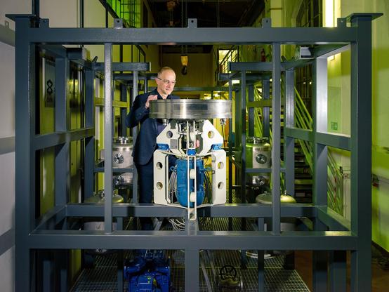 Wissenschaftler neben einer Maschine zur CO2-Reduzierung. Foto: Kevin Fuchs