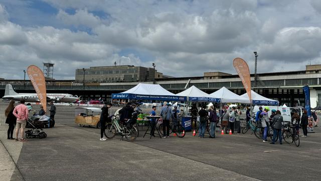 Copyright: Annegret Krüger, 
Stand auf Flugfeld mit Zelten und ADFC-FAHRRAD-CHECK