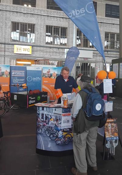 Stand des ADFC Berlin auf der VELOBerlin, Gespräch zwischen Standbetreuung und Gast