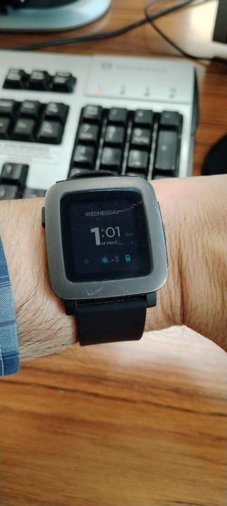 Pebble Time en la mano izquierda