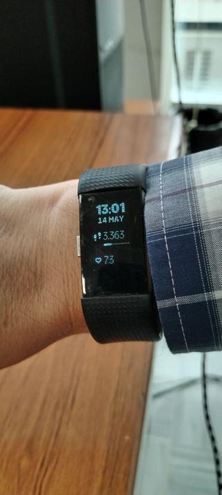Fitbit Charge 2 en la mano derecha