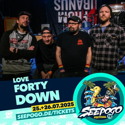Das Bild zeigt eine Band namens "Love Forty Down" vor einem Hintergrund mit Musikinstrumenten und einem Banner, das "Seebogo Festival" und "Urbanus" zeigt. Die Bandmitglieder tragen verschiedene Kleidungsstücke, darunter ein graues Sweatshirt mit Aufdruck, ein schwarzes T-Shirt, ein schwarzes T-Shirt mit einem roten Flammenlogo und ein kariertes Hemd. Einige tragen auch Armbänder in Regenbogenfarben. Im Vordergrund ist ein Banner mit der Aufschrift "Love Forty Down" und der Veranstaltungsdetails "25. + 26.07.2025" sowie der Website "seepogo.de/tickets" zu sehen. Der Seebogo Festival-Logo zeigt einen stilisierten Entenpferd mit einem Skelett, das ein Bierglas hält, umgeben von Palmen und Wellen.