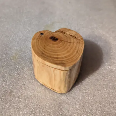 Petite boîte en bois en forme de cœur