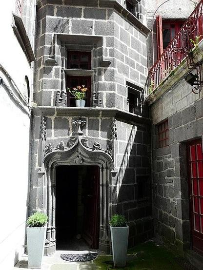 Ancien hôtel de Nubieu à #SaintFlour (#Cantal) Le porche d'entrée donne accès à un passage couvert ouvrant sur une cour intérieure au fond de laquelle fait saillie une tour à pans coupés de la fin du XVe siècle...
Suite 👉 https://monumentum.fr/monument-historique/pa00093616/saint-flour-ancien-hotel-de-nubieu
#Patrimoine #MonumentHistorique
Photo CC-BY-SA 4.0 : Père Igor