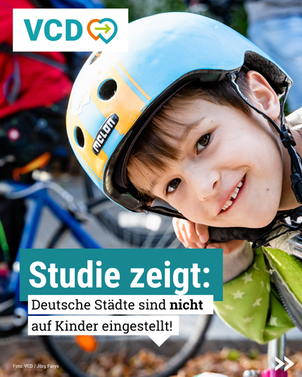 Das Bild zeigt einen Jungen mit Fahrradhelm, der über seinen Lenker gebeugt in die Kamera lächelt. Im Hintergrund sind Fahrräder zu erkennen. Unten steht: "Studie zeigt: Deutsche Städte sind nicht auf Kinder eingestellt."