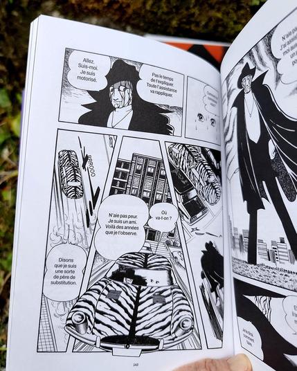 Photo d'un extrait de la page 163 du livre.On voit Alabaster emmener Amy, une petite fille invisible dont on ne voit que les grands yeux, dans sa voiture aux motifs de tigre.