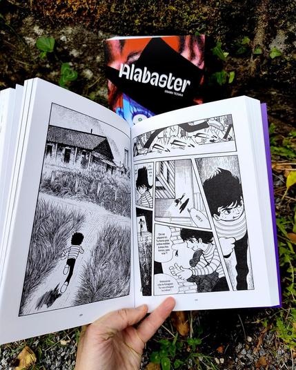 photo d'une double page du livre où l'on voit un jeune garçon, Gen, fuir vers une maison derrière un champ et parler avec Amy