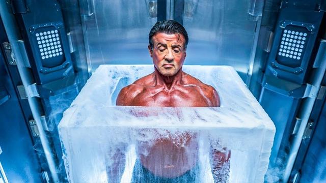 【映画紹介】犯罪が根絶された未来、警察はルール無用の凶悪犯を追うために、90年代の刑事を冷凍睡眠から目覚めさせることを余儀なくされる。