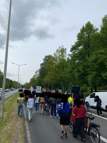Demo gegen Rechts auf der Olshausenstraße.