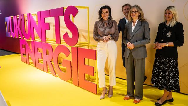 Links ist der Schriftzug "Zukunftenergie" zu sehen. Rechts davon stehen vier Personen: Dorothee Bär, Dr. Benedikt Fecher, Dr. Simone Schnwanitz, Silke Launert.
