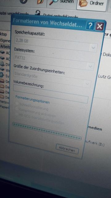 Screenshot of a computer display. Formatting an USB drive on Windows XP.