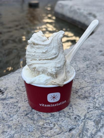 Ein Becher Eis mit den drei Sorten Haselnuss, Walnuss und Joghurt.