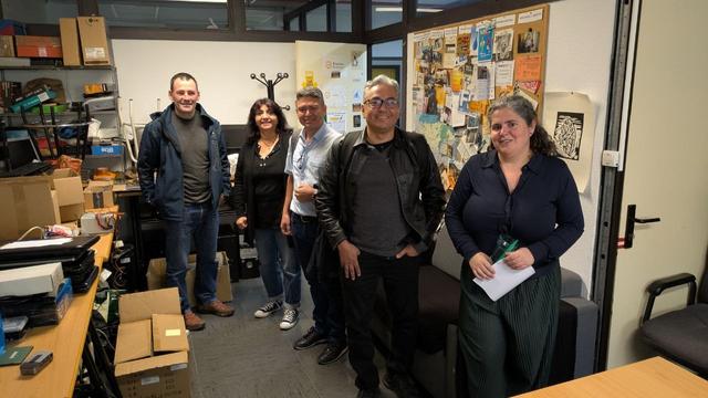 Foto no local de Enxeñería Sen Fronteiras con Rafael e Eduardo (da UNAH), xunto con Paola (ESF), Acacia (UDC) e Miguel (LaboraTe-USC), na visita dunha semana que están a facer