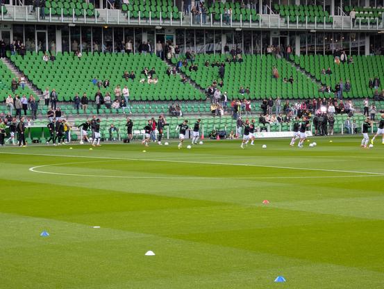 Spelers Groningen komen het veld op