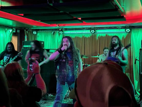 Buncha dang Canadian longhairs rocking tf out! Dim green light, small stage.