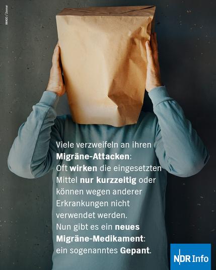 Eine Person mit einer Papiertüte über dem Kopf. Dazu der Text: 
Viele verzweifeln an ihren Migräne-Attacken:
Oft wirken die eingesetzten Mittel nur kurzzeitig oder können wegen anderer Erkrankungen nicht verwendet werden.
Nun gibt es ein neues Migräne-Medikament: ein sogenanntes Gepant.