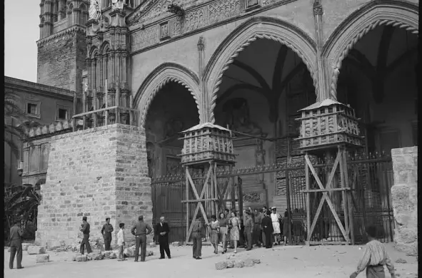 Palermo 1943, le protezioni contro le onde d'urto dai bombardamenti, installate sul fronte principale della Cattedrale