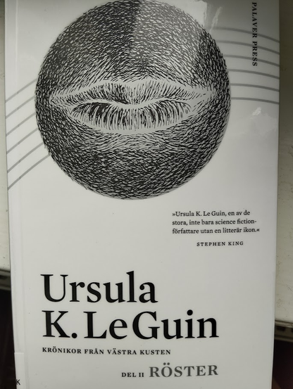 Ursula K. Le Guin, en av de stora, inte bara science fiction- författare utan en litterär ikon.
— STEPHEN KING 
Ursula K. Le Guin 
KRÖNIKOR FRÅN VÄSTRA KUSTEN 
Del 2 RÖSTER
