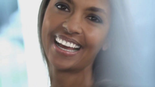 Karine Le Marchand. Elle aime rire.