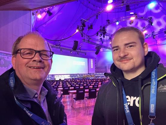 Niklas Rüsche und sein Vater Sven Oliver Rüsche auf dem Cloudfest 2024 im Europapark Rust.